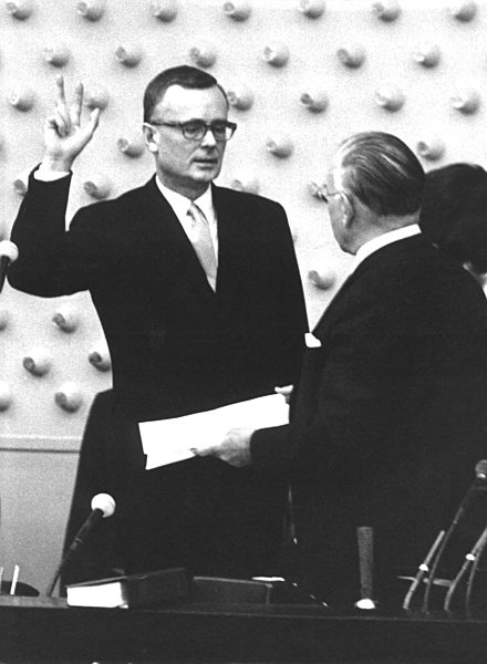 Karl Schiller als Wirtschaftsminister vereidigt