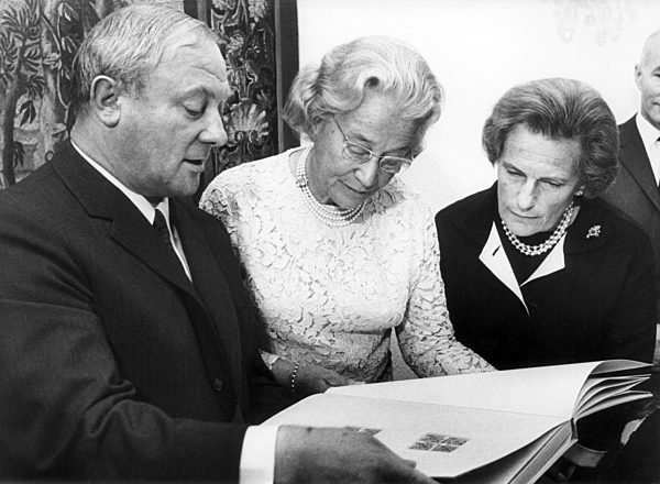 Leber presents charity stamps