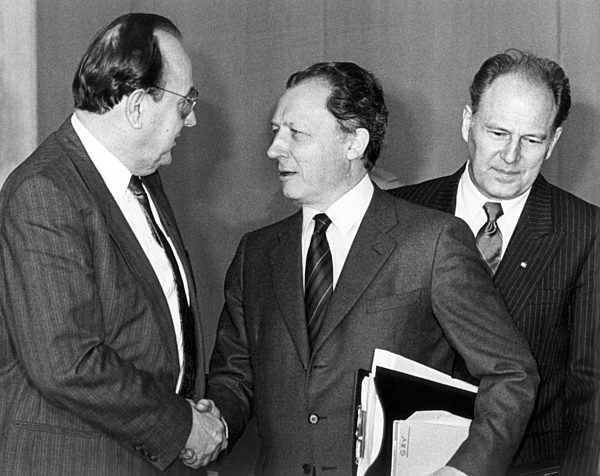Delors and Genscher before the beginning of the consultation