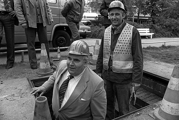 ÖTV-Chef Heinz Kluncker prüft Arbeitsbedingungen