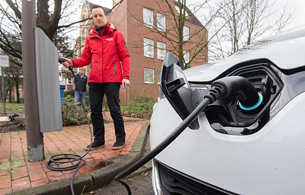 Strom für Elektroautos aus Laternen