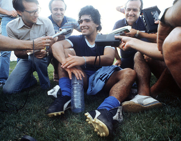 Fußball: Diego Maradona im Medien-Mittelpunkt