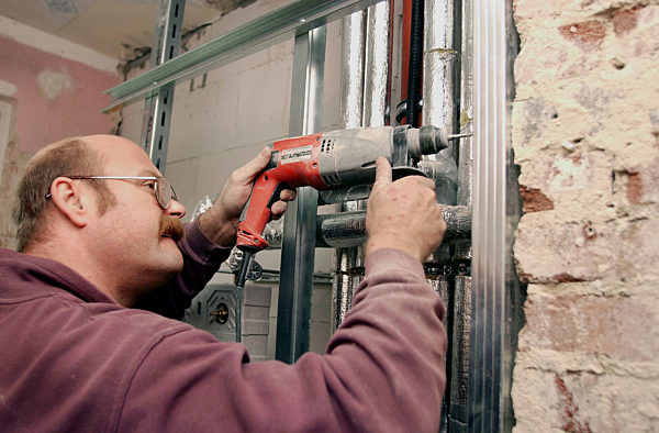 Ein Akustiktrockenbauer bringt am 02.12.2005 in einem Haus in Gelsenkirchen...