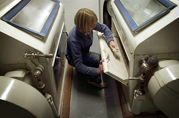 Müllerin Barbara Mense überwacht am 12.12...