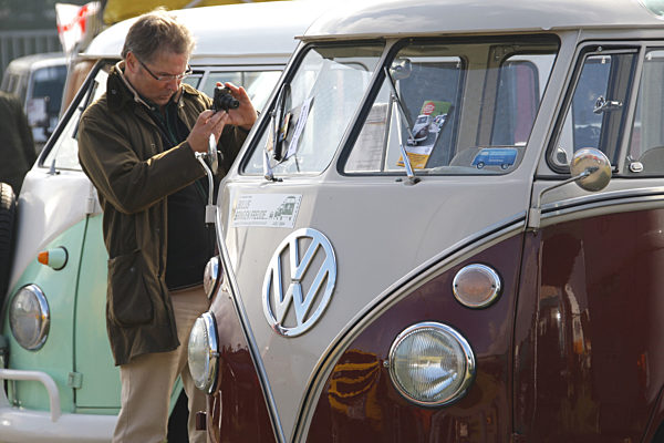 Fans feiern 60. Geburtstag des VW Bulli