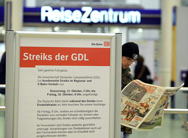 Ein Schild, das auf die Streiks der GDL hinweist, steht am Donnerstag (25.10...