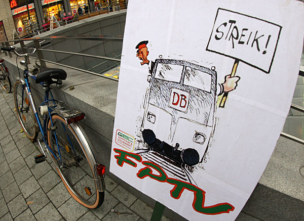 Ein Streikplakat, mit dem die Gewerkschaft der Lockführer einen...