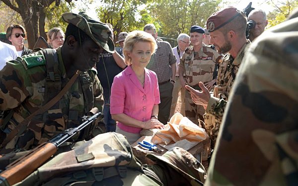 Von der Leyen besucht Soldaten in Mali