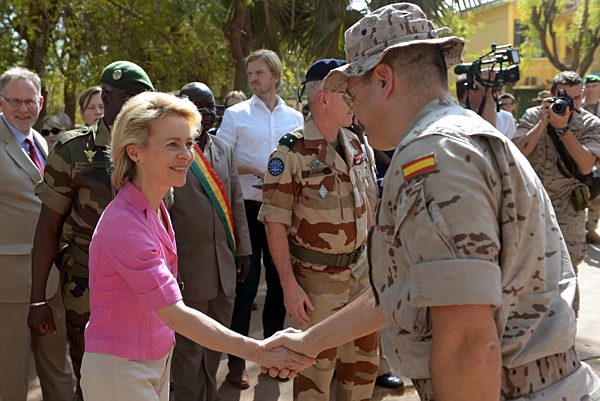 Von der Leyen besucht Soldaten in Mali
