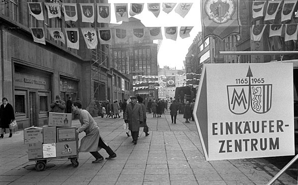 Ein Hinweisschild mit dem Logo der Leipziger Messe und dem Wappen der Stadt...