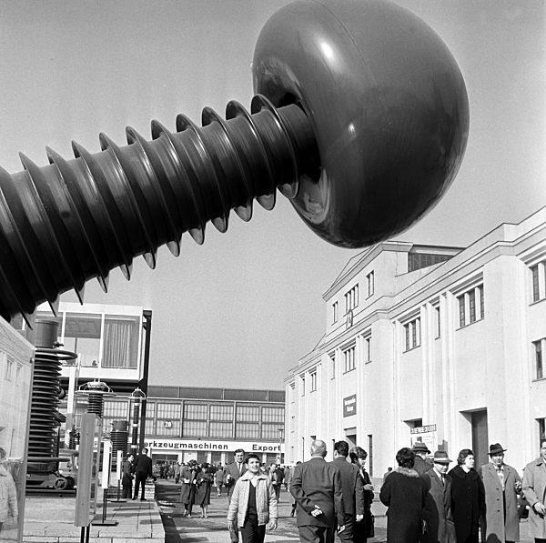 Besucher der Messe in Leipzig, aufgenommen im Jahr 1965...