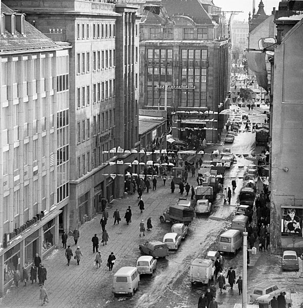 Passanten flanieren durch die Petersstraße in Leipzig...