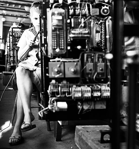 Eine junge Frau beim Löten eletrischer Anlagen im VEB Röntgenwerk Dresden...