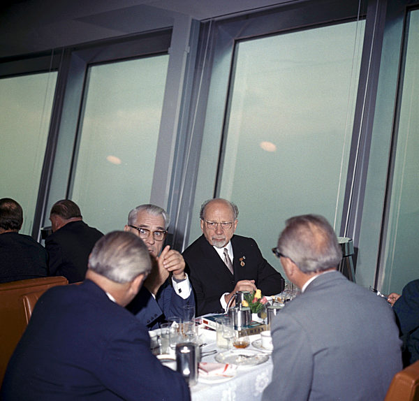 Der DDR-Partei- und Staatschef Walter Ulbricht (Mitte), Willi Stoph 2.v.r...