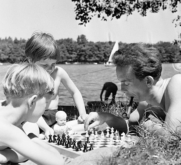 DDR - Schachspiel am Kleinen Müggelsee