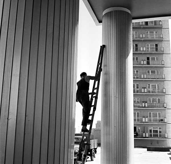 DDR - Putzen am Haus des Lehrers