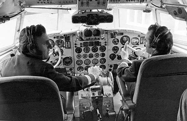 Pilot und Co-Pilot im Cockpit eines Flugzeuges der DDR-Fluggesellschaft...