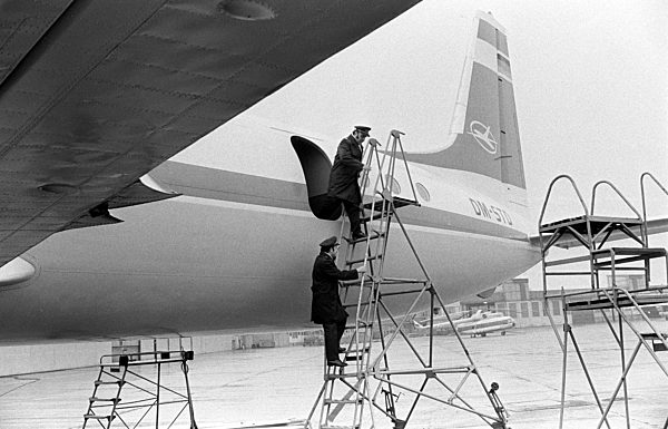 Zwei Piloten verlassen über eine Gangway das auf dem Zentralflughafen...