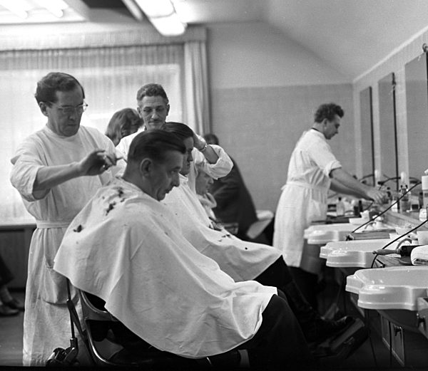 DDR - Beim Friseur am Alexanderplatz