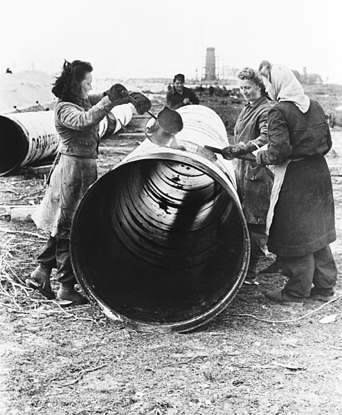DDR -  Frauen beim Aufbau Eisenhüttenkombinat