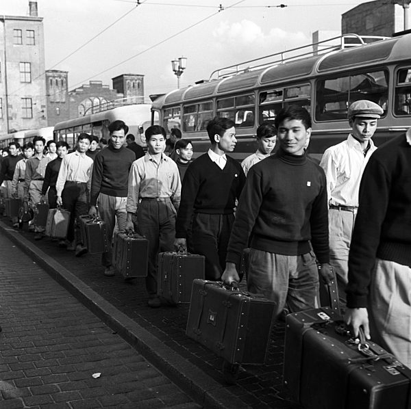 Serie Einheit - Ankunft Gastarbeiter aus Vietnam