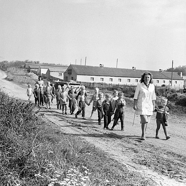 DDR - Kindergarten auf dem Land