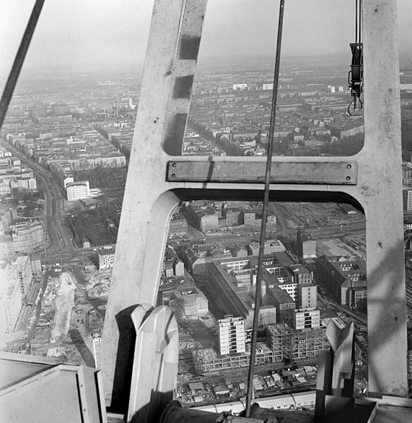 DDR - Fernsehturm Berlin im Bau