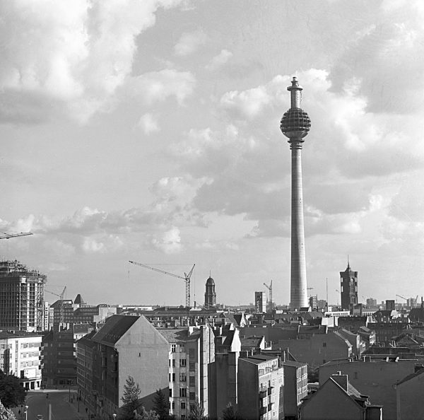 DDR - Fernsehturm Berlin im Bau
