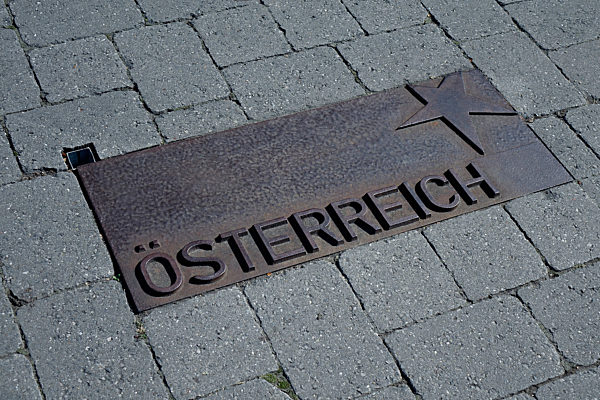 Bodenplatte mit Landesnamen