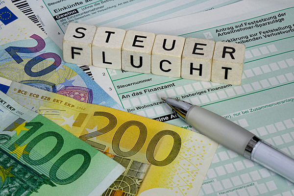 Steuerflucht mit Geldscheinen und Formular