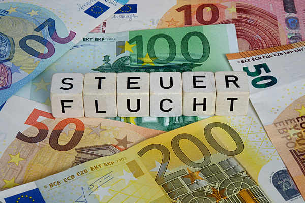 Steuerflucht auf verschiedenen Geldscheinen
