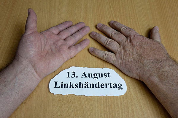 Linkshaendertag und zwei linke Haende