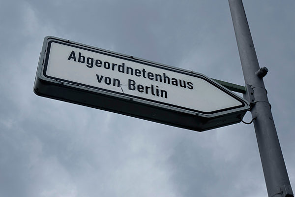 Wegweiser zum Abgeordnetenhaus von Berlin