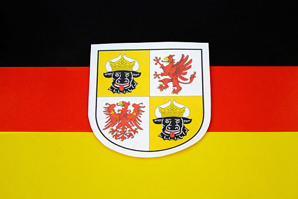 Deutschlandfahne und Landeswappen