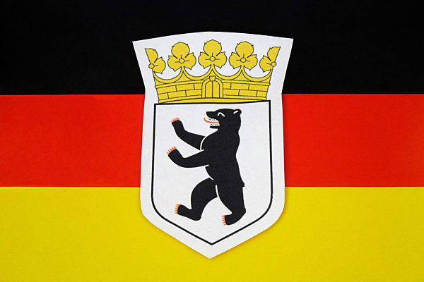 Deutschlandfahne und Landeswappen