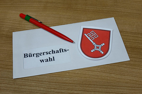 Briefumschlag mit Kuli und Wappen