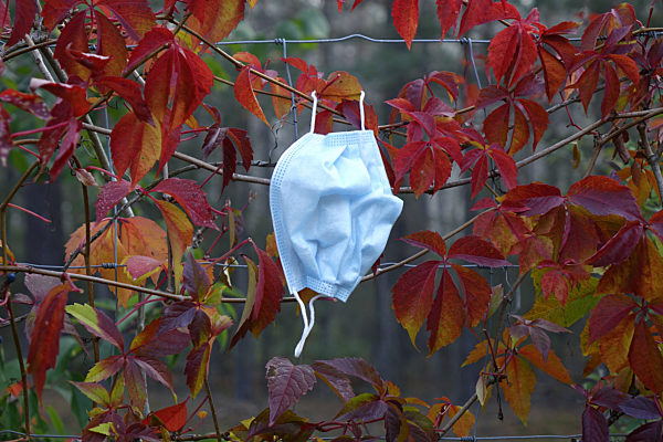 Mundschutzmaske im Herbst