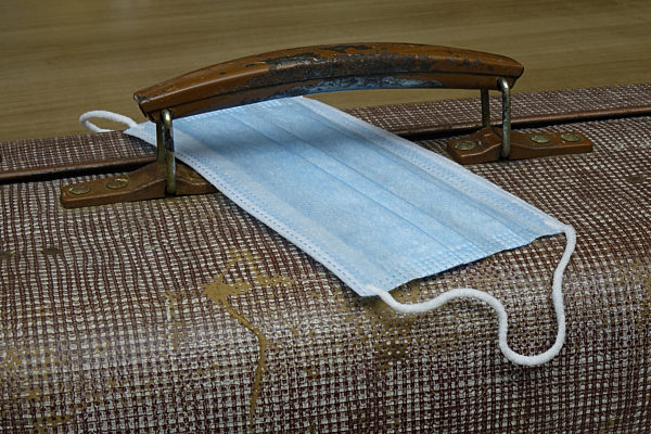 Koffer und Mundschutzmaske