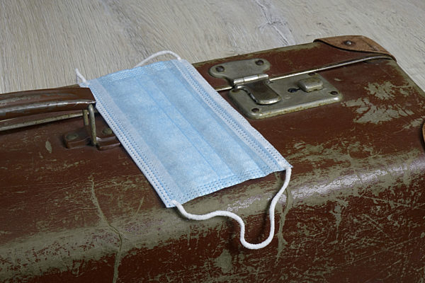 Koffer und Mundschutzmaske