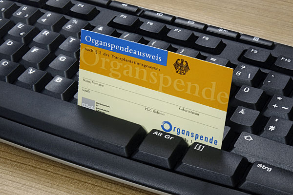 Computertastatur und Organspendeausweis