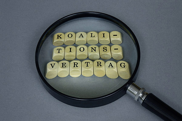 Koalitionsvertrag und Lupe