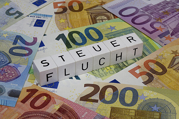 Buchstabenwuerfel und Steuerflucht