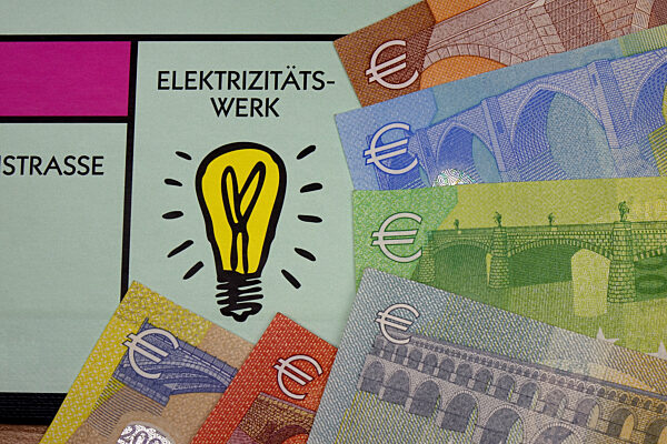 Monopoly mit Elektrizitaetswerk und Geldscheinen
