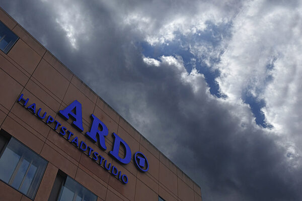 ARD Hauptstadtstudio und dunkle Wolken