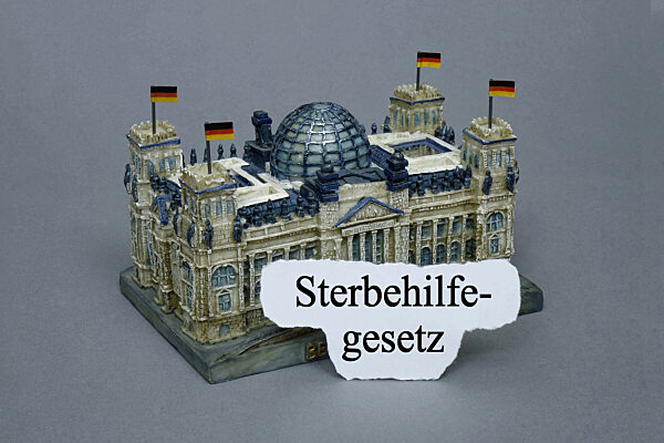 Reichstag mit Schriftzug Sterbehilfegesetz
