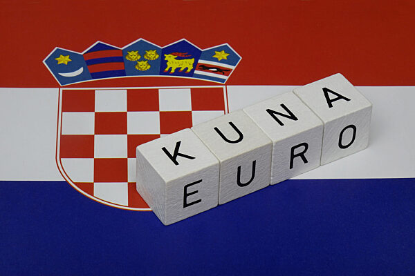kroatische Flagge und Buchstabenwuerfel mit Kuna und Euro