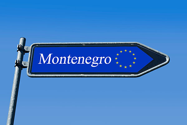 Wegweiser mit EU und Montenegro