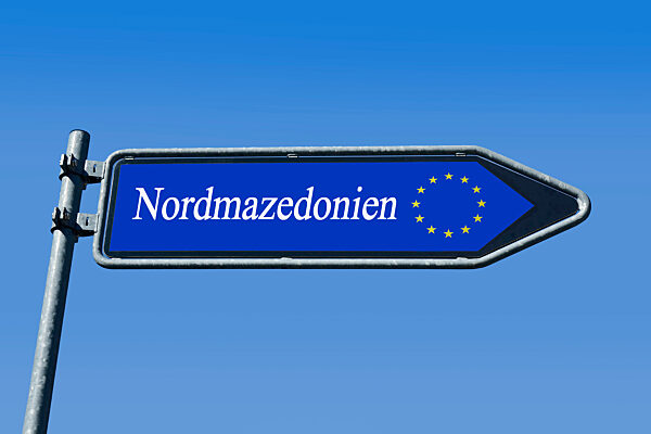 Wegweiser mit EU und Nordmazedonien