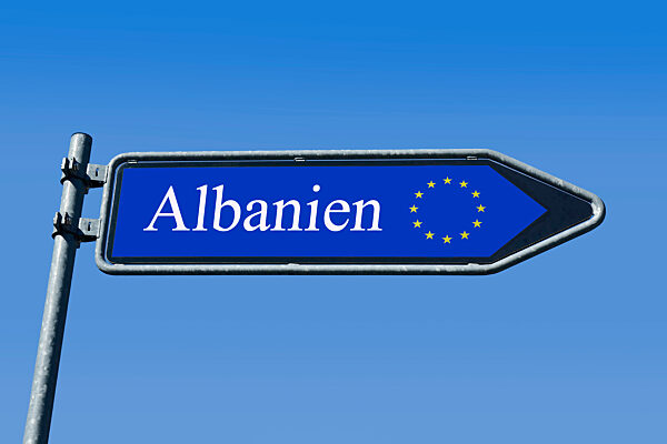 Wegweiser mit EU und Albanien