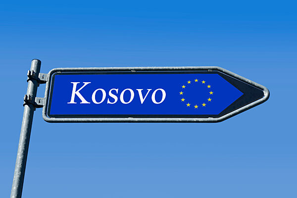 Wegweiser mit EU und Kosovo